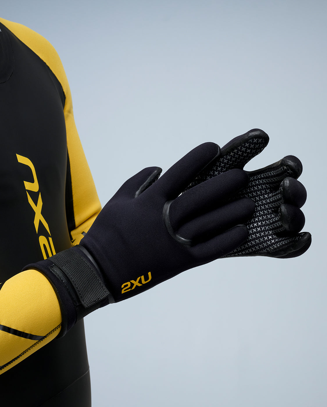 2xu-propel-neopren-handschuhe-schwarz-kaltes-wasser-unisex image 4