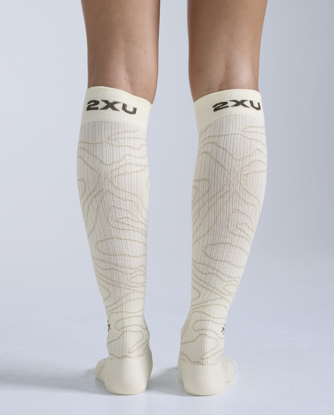 2xu-flight-bamboo-socken-chalk-kompression image 3
