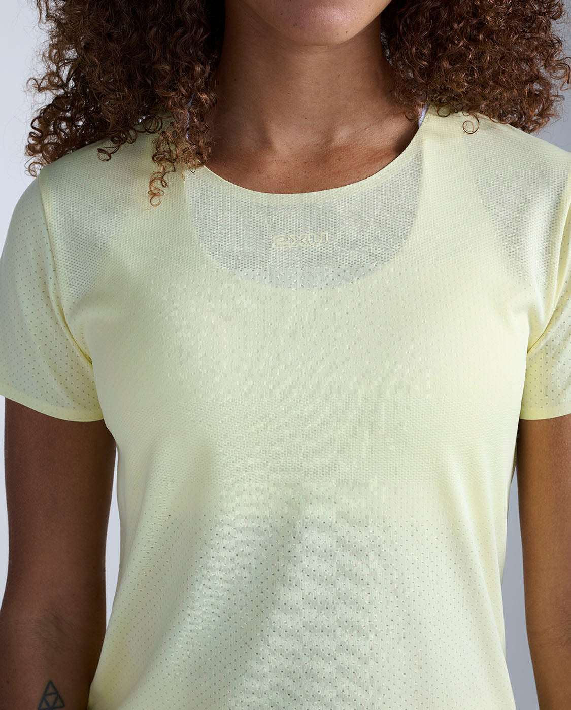2xu-light-speed-tech-tee-lemon-ice-laufshirt-damen image 3