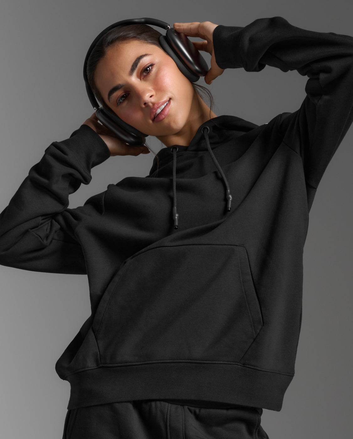 2xu-motion-aspire-pullover-hoodie-damen-schwarz-fleece image 5
