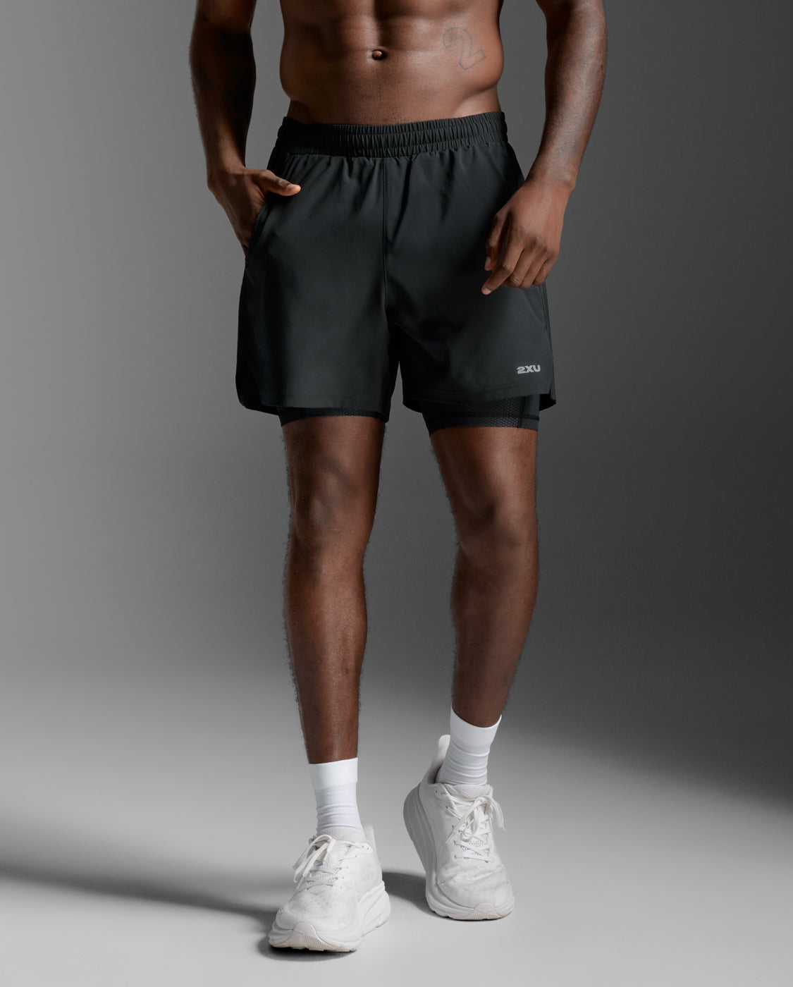 2xu-aero-mesh-2-in-1-5-inch-shorts-herren-schwarz image 2