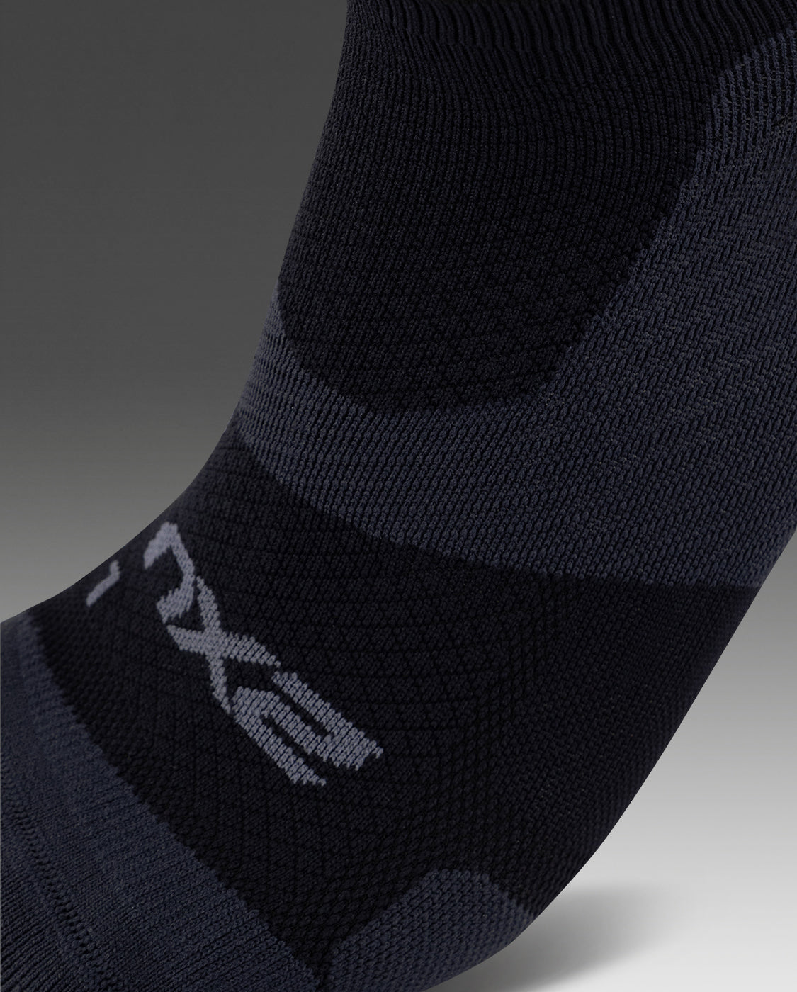 2xu-vectr-light-cushion-no-show-socken-black-titanium image 3
