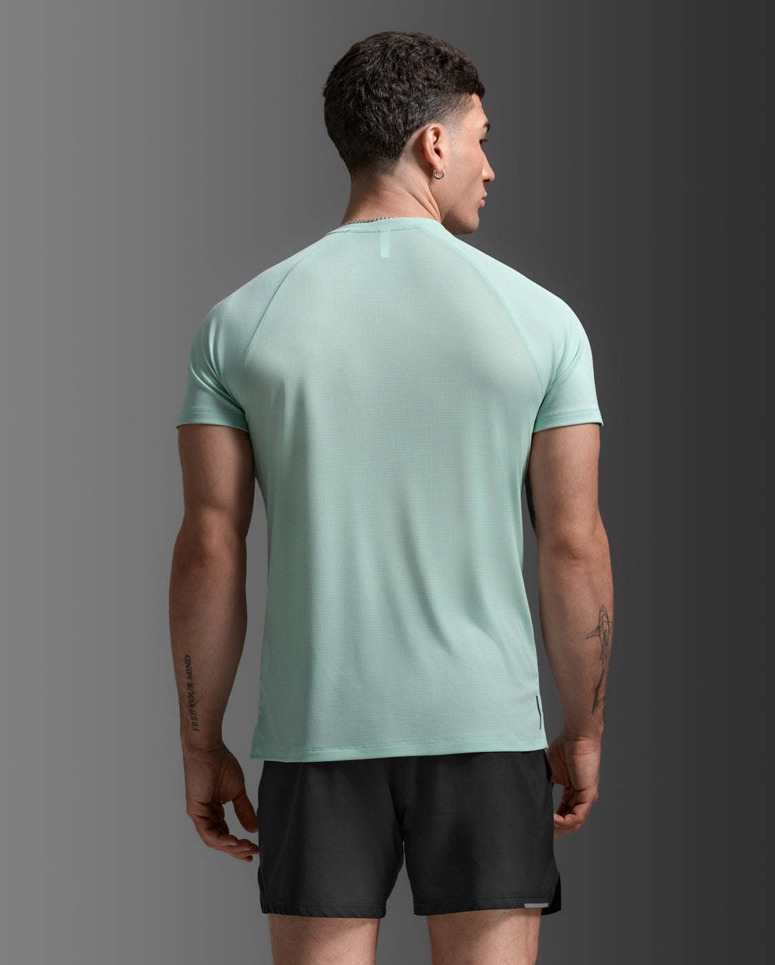 2xu-aero-tee-laufshirt-digital-mint-black-herren-slim image 2