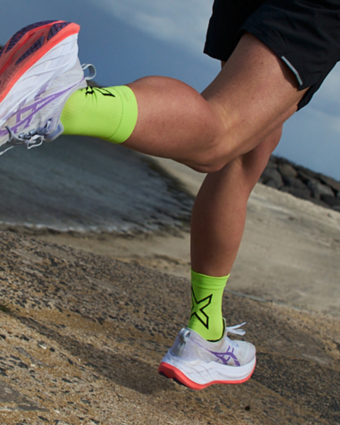 2xu-vectr-light-cushion-crew-laufsocken-volt image 2