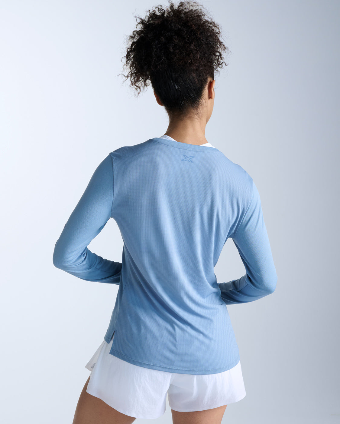 2xu-aero-langarm-laufshirt-damen-blue-shade-reflect image 5