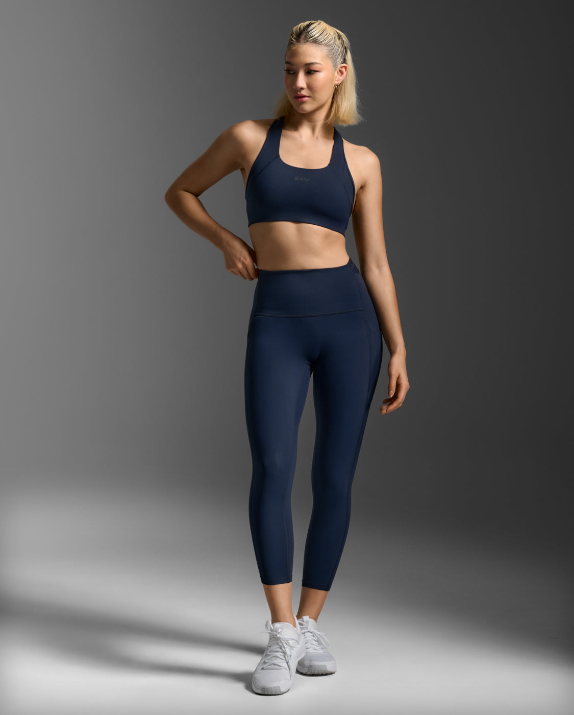 2xu-form-stash-tight-damen-midnight-7-8-taschen image 2