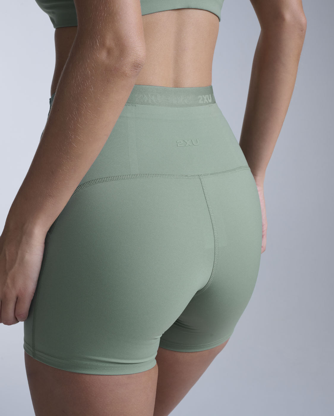 2xu-form-stash-hi-rise-compression-shorts-4-inch-fern image 6