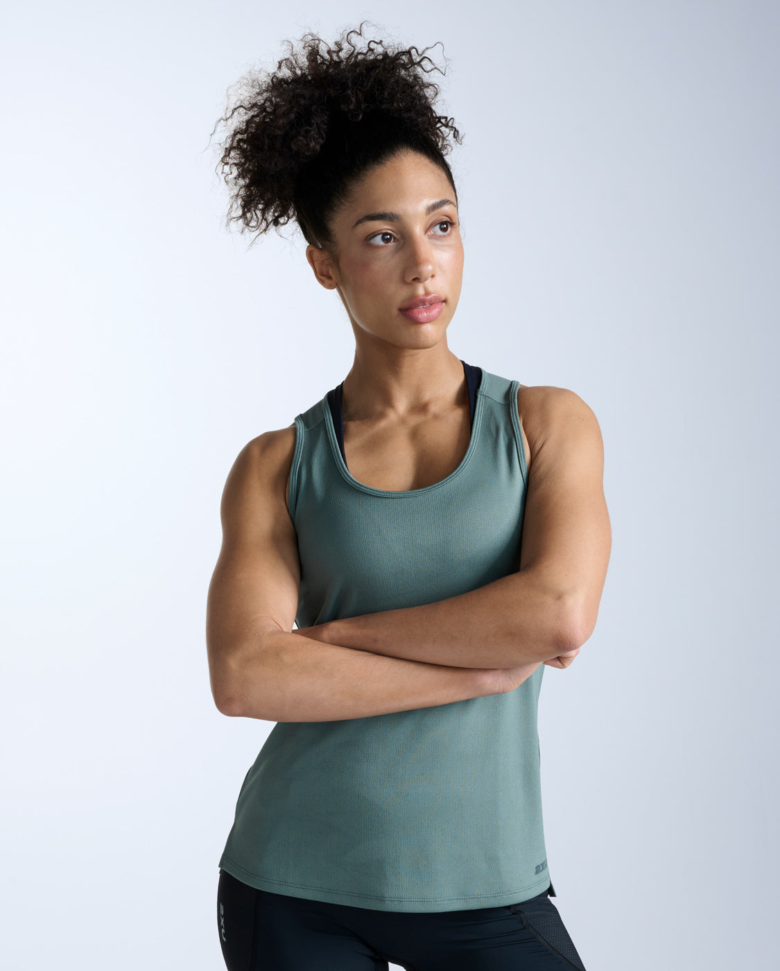 2xu-aero-singlet-lauftop-olive-leaf-damen-mesh-upf50 image 1