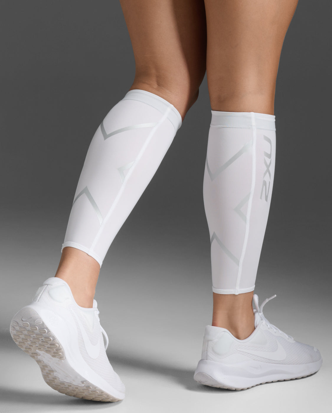 2xu-core-compression-calf-guards-wei-wadengamaschen-paar image 1