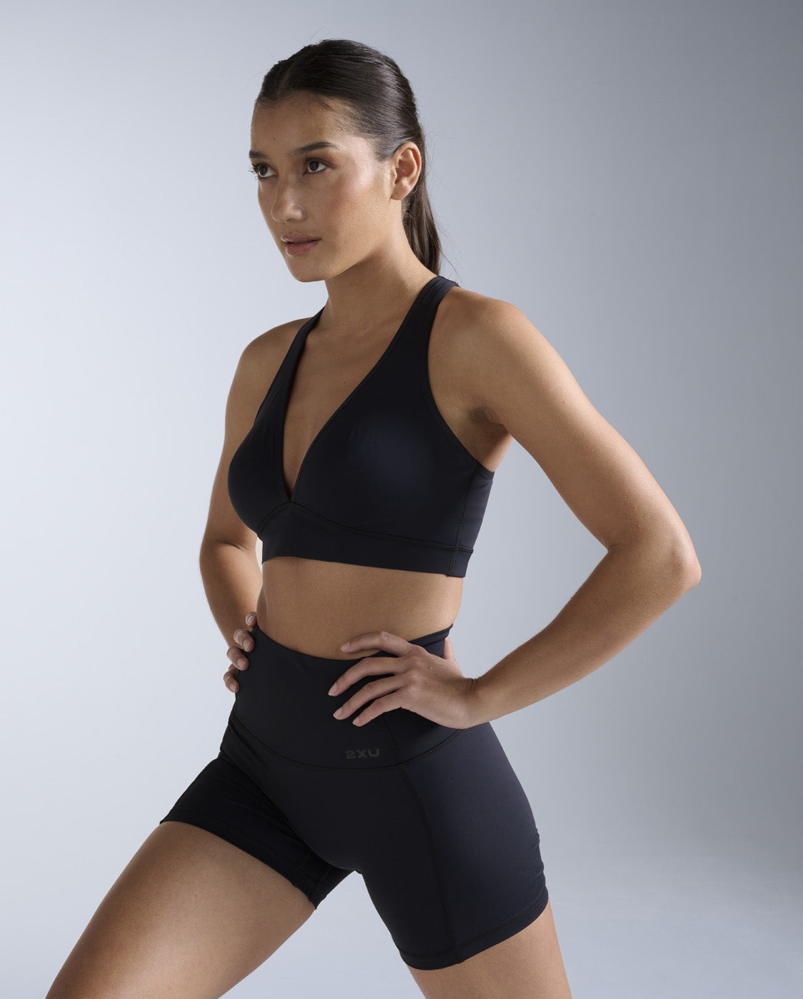 2xu-flex-feather-flex-bonded-cross-back-bra-schwarz image 4