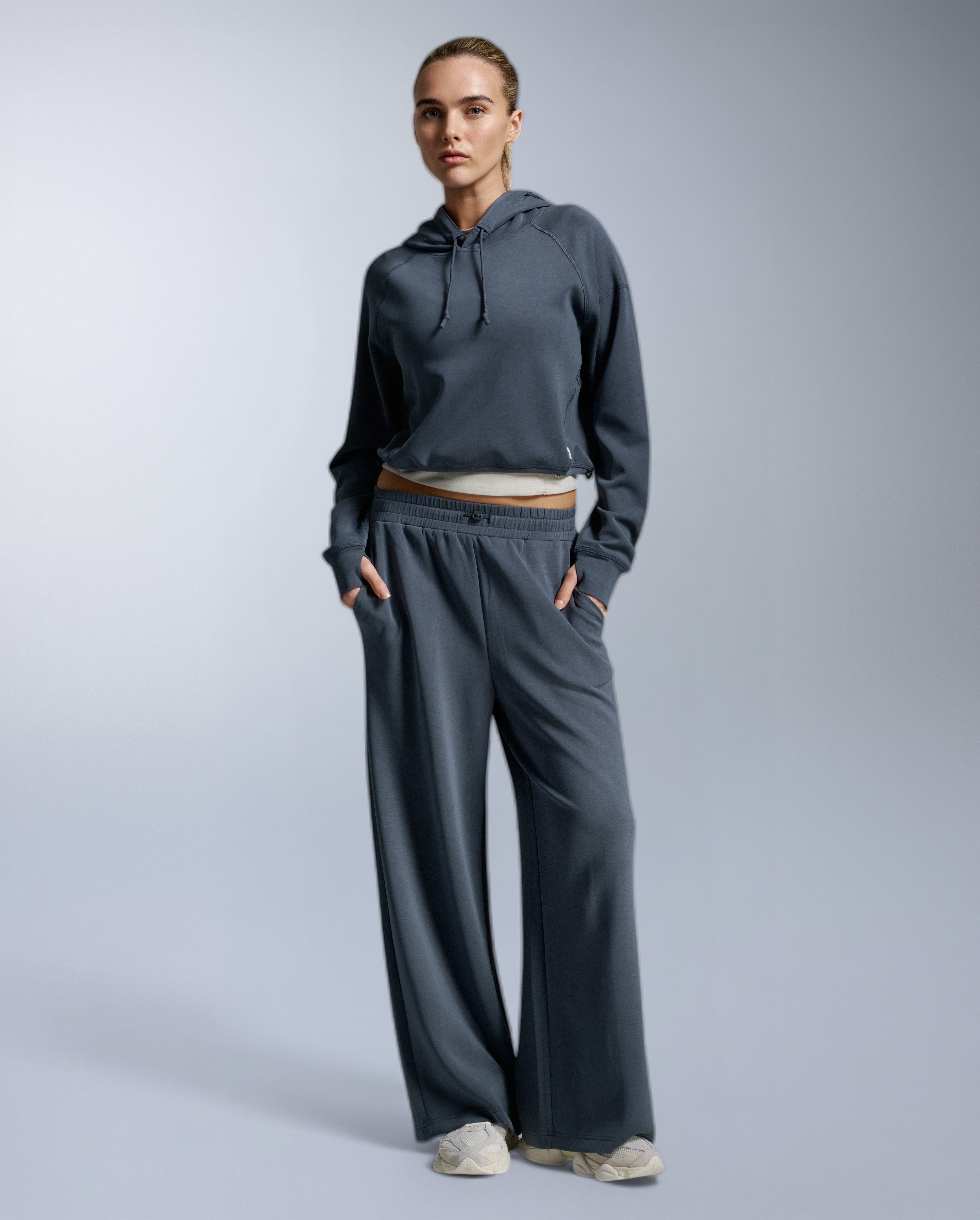 2xu-signature-wonderluxe-cropped-hoodie-damen-india-ink-white image 5