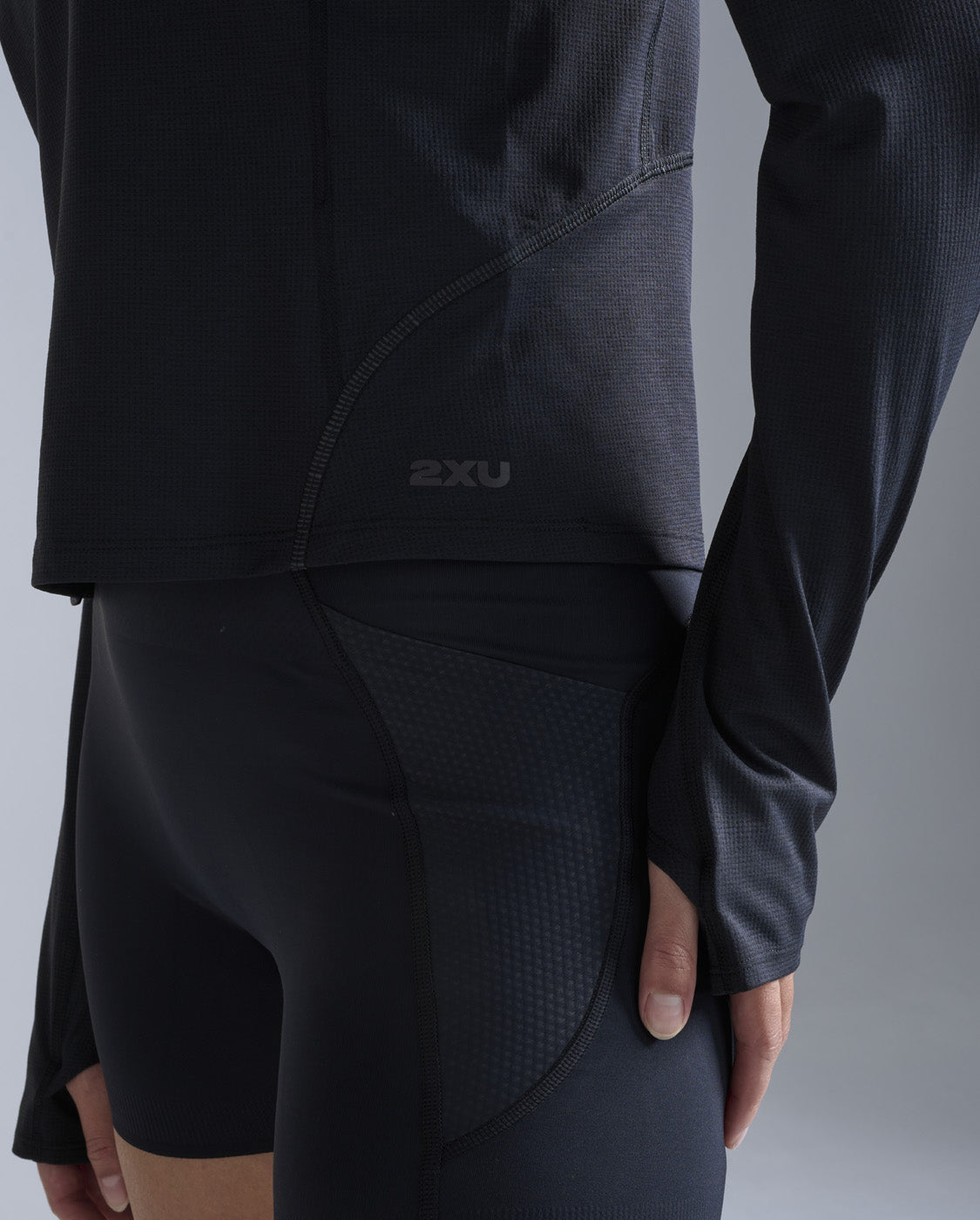 2xu-aero-trail-1-2-zip-laufshirt-damen-schwarz-langarm image 3