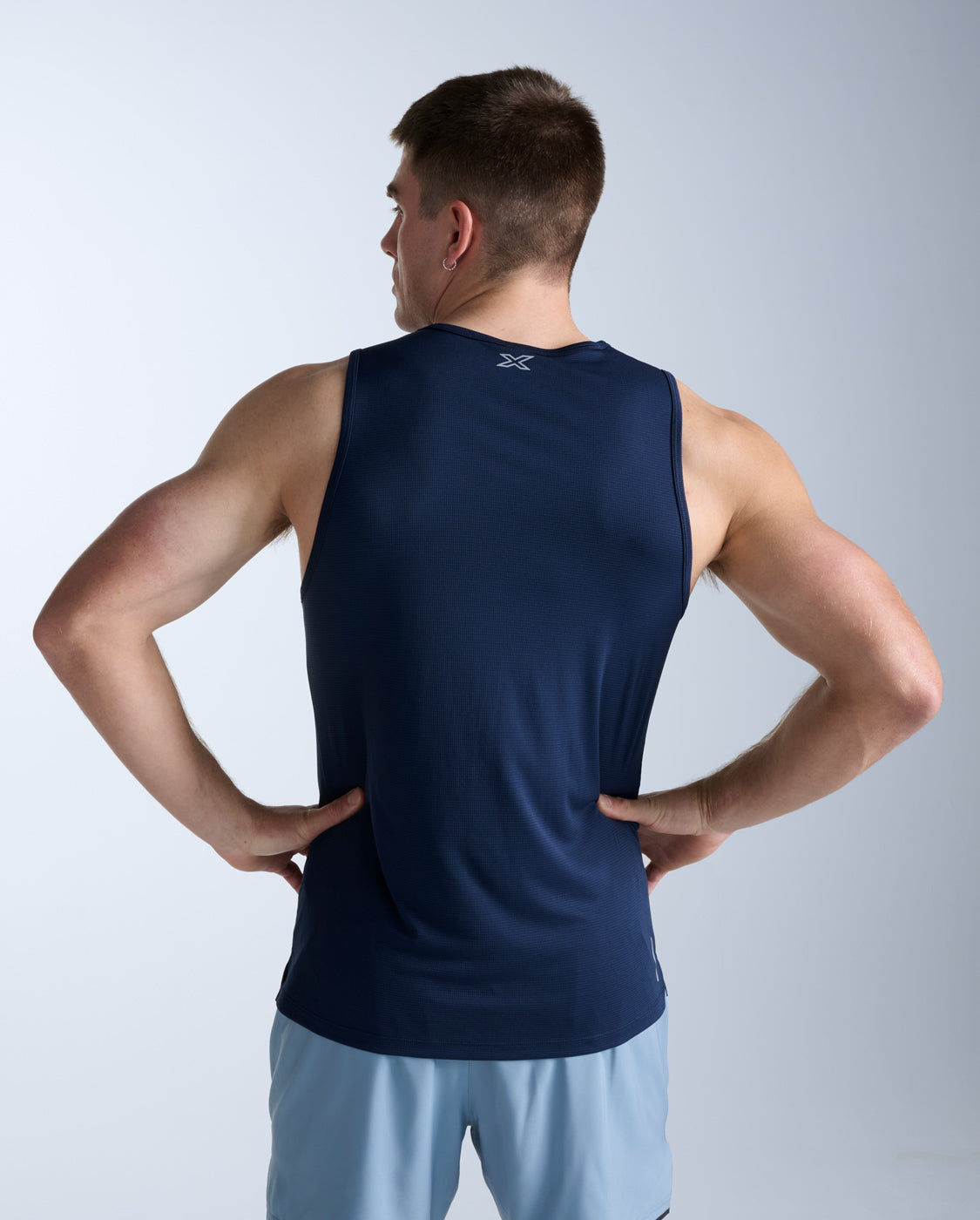 2xu-aero-tank-top-herren-midnight-rmellos-mesh image 3
