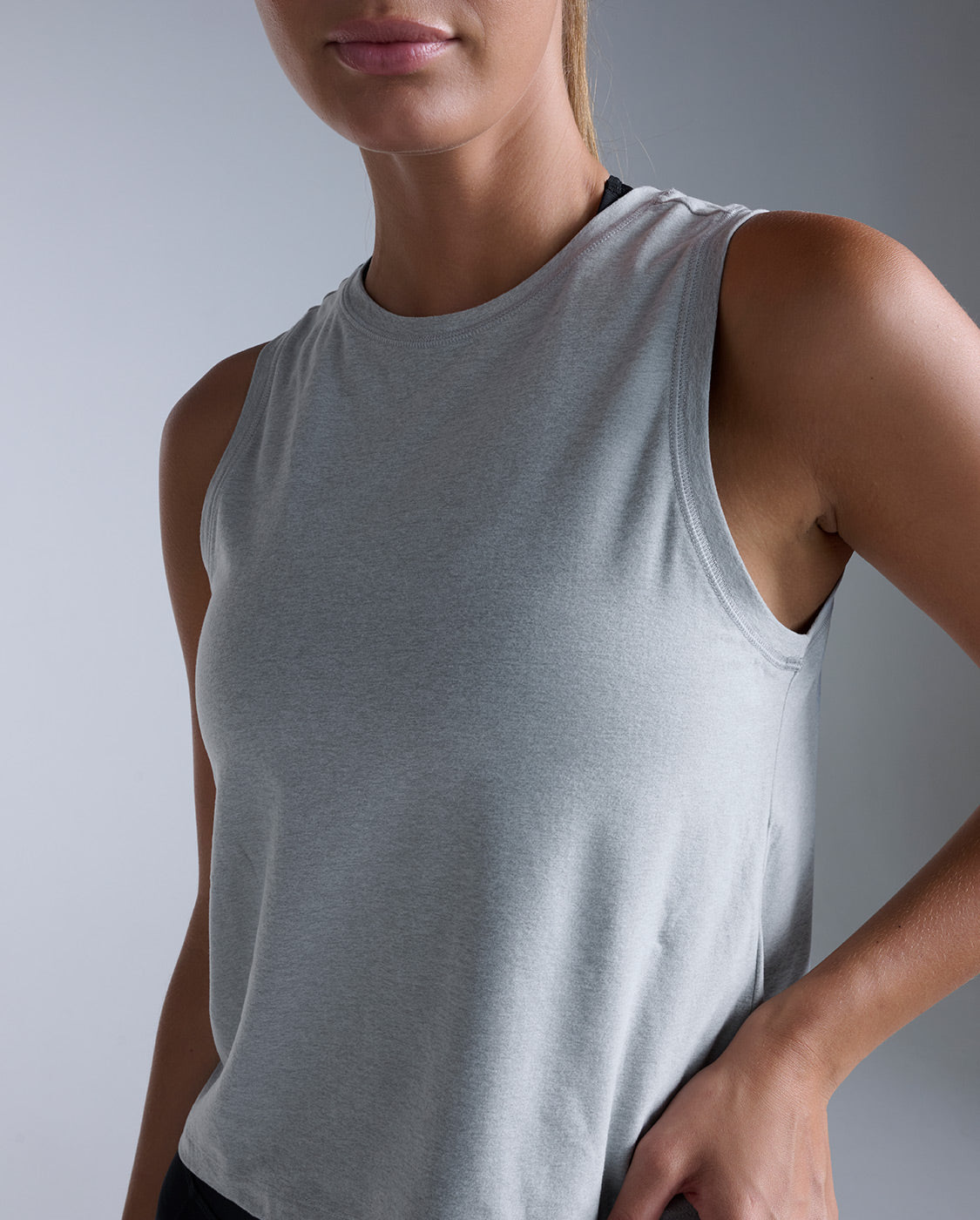 2xu-form-soft-jersey-relaxed-tank-harbor-mist image 2