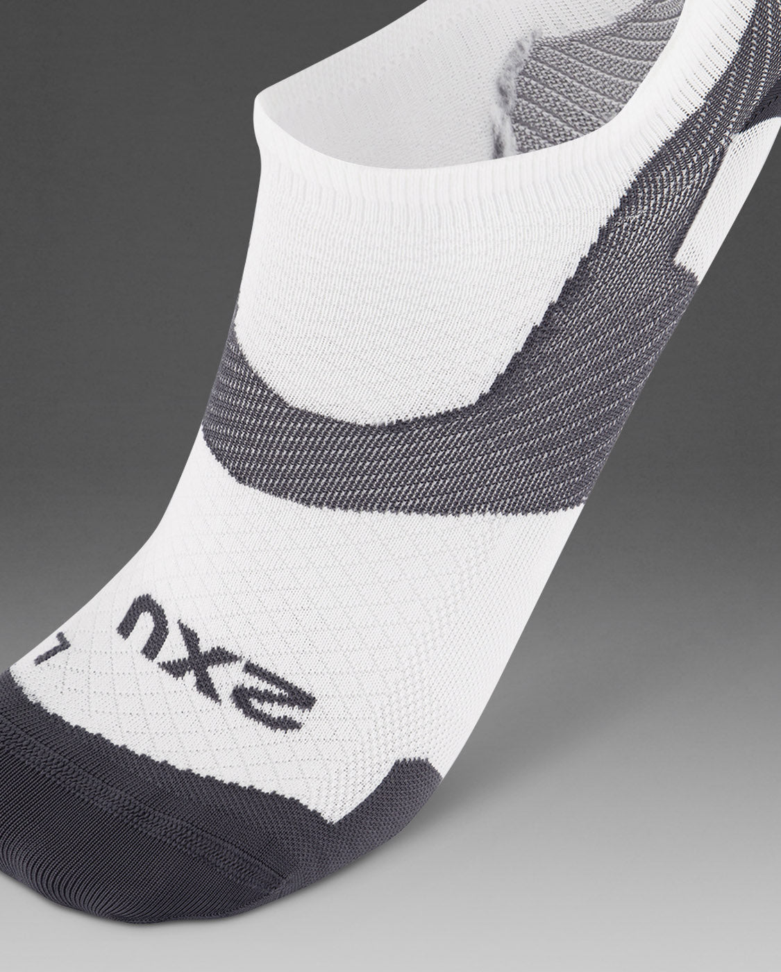 2xu-vectr-ultralight-no-show-laufsocken-white-grey image 2