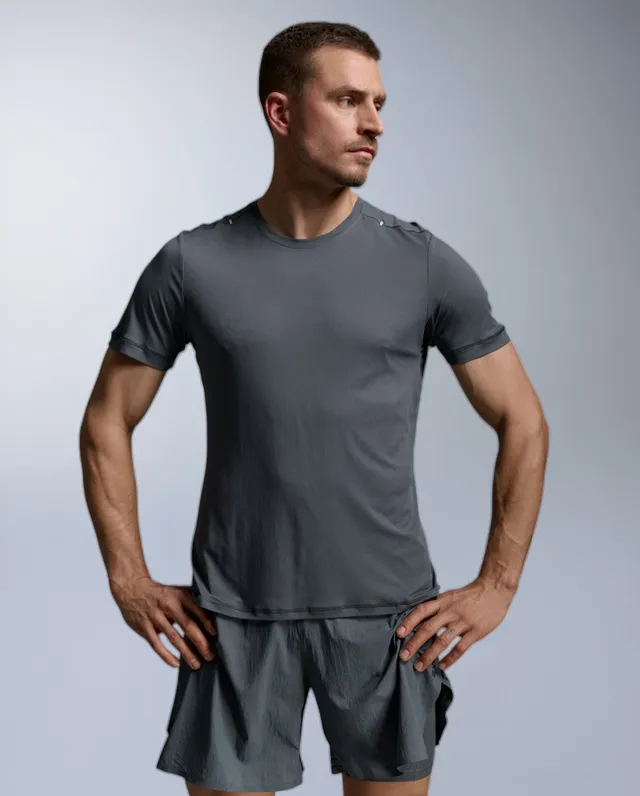 2xu-aero-trail-tee-herren-turbulence-kurzarm-upf image 1