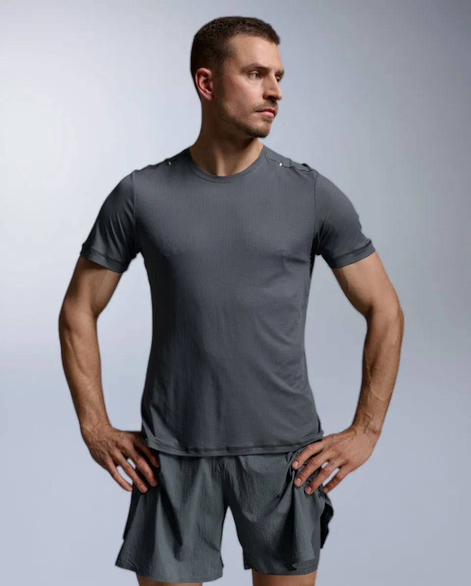 2xu-aero-trail-tee-herren-turbulence-kurzarm-upf image 1