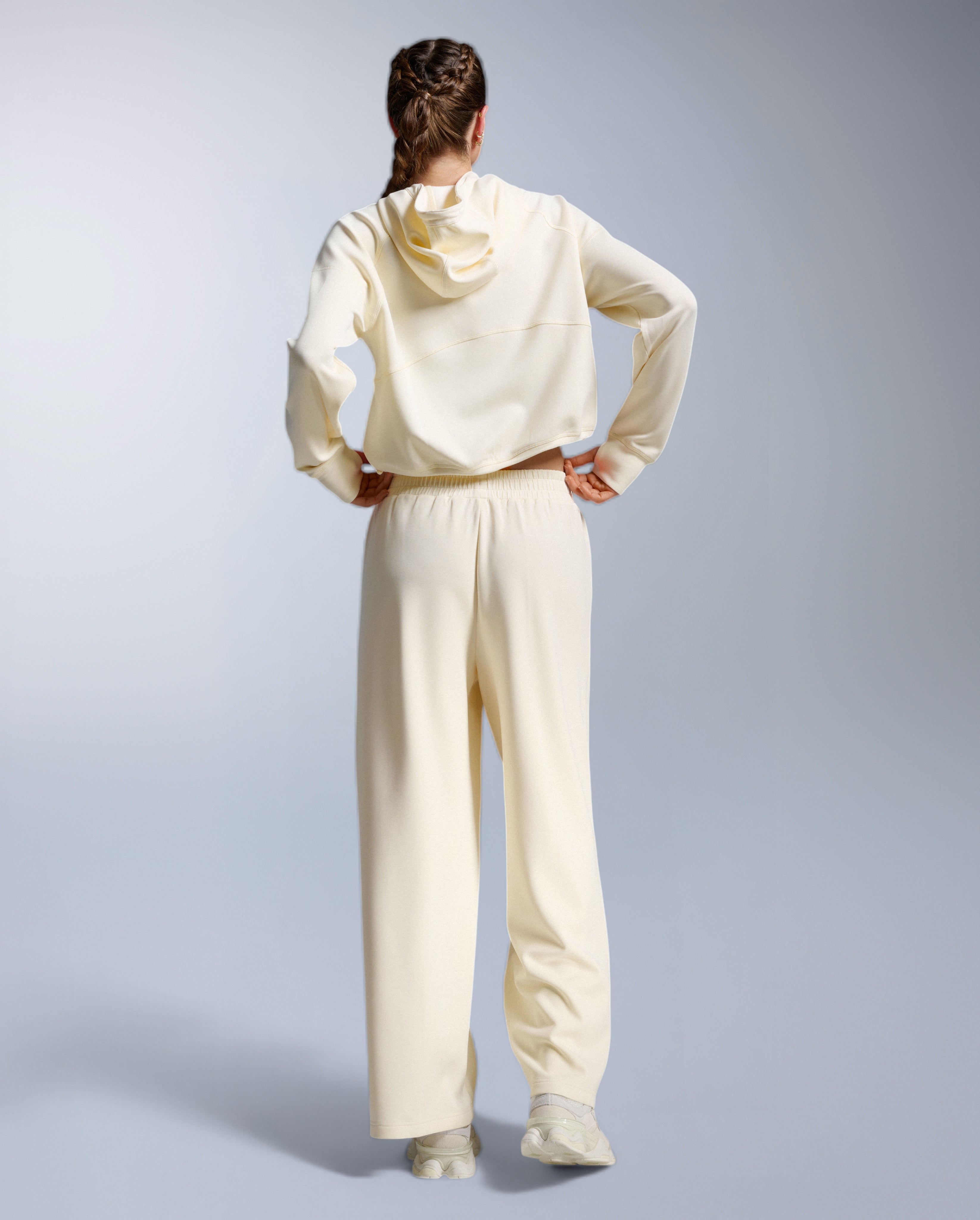 2xu-signature-wonderluxe-cropped-hoodie-chalk-white image 6