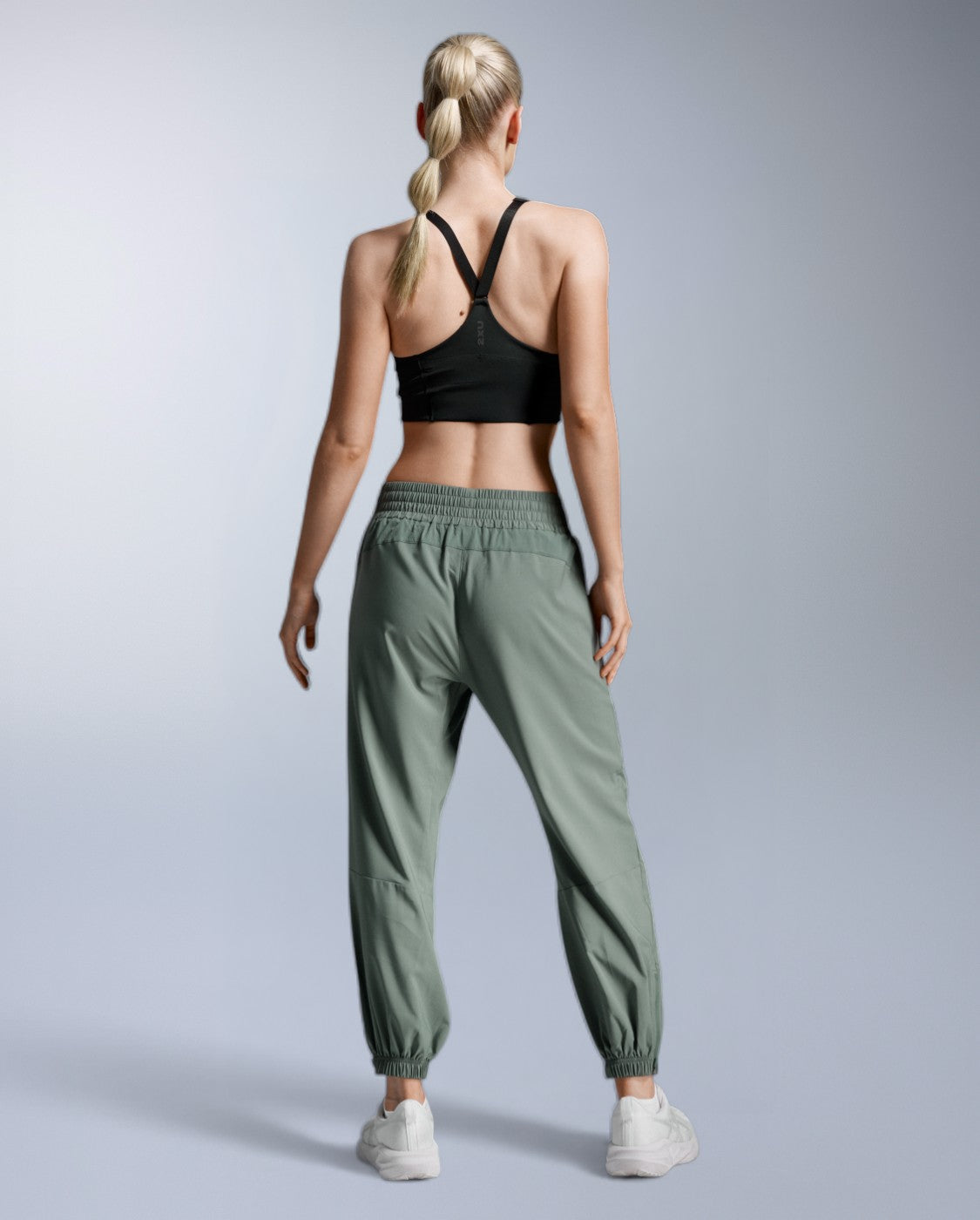 2xu-aero-hi-rise-woven-jogger-trainingshose-olive-leaf-damen image 6