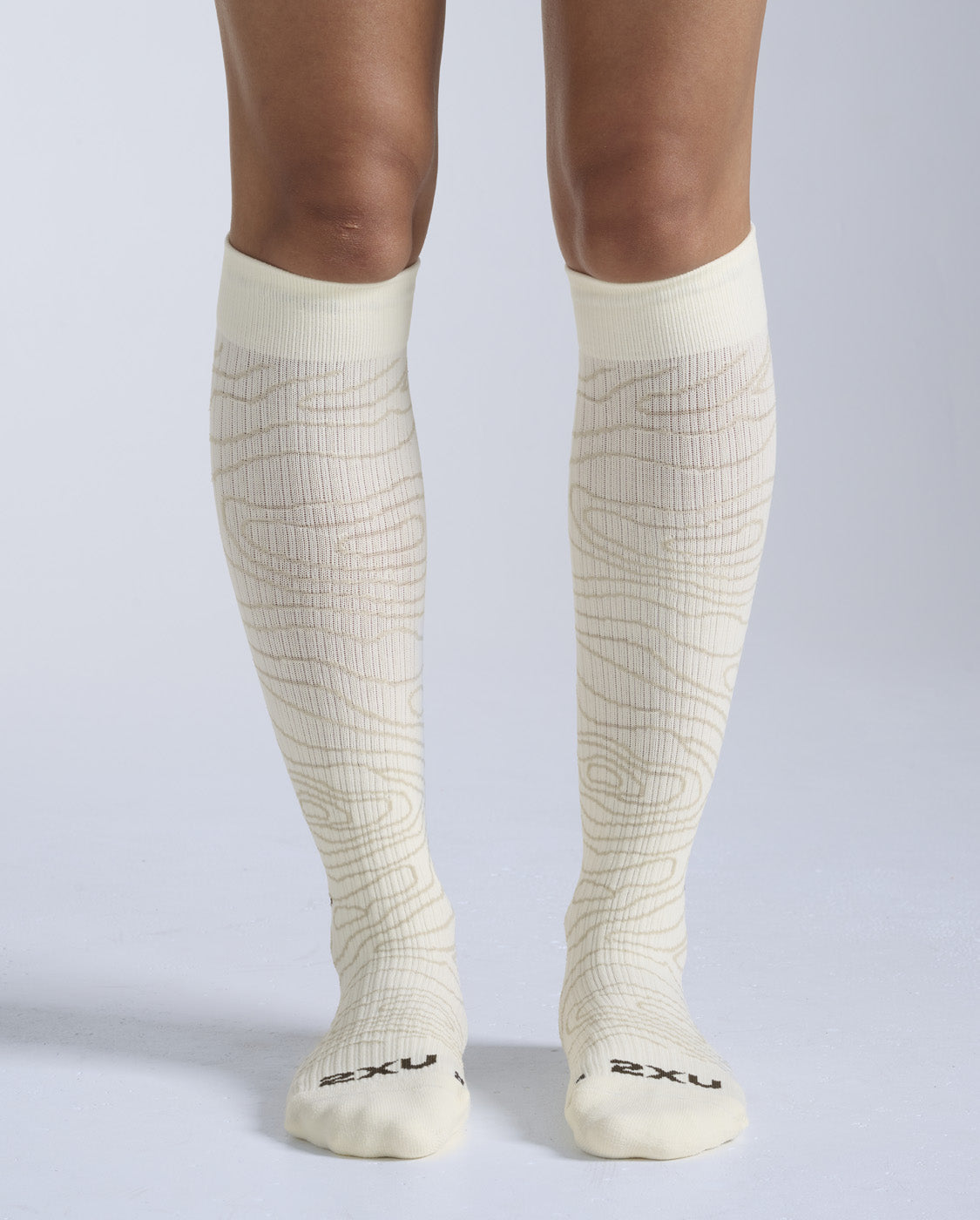2xu-flight-bamboo-socken-chalk-kompression image 1