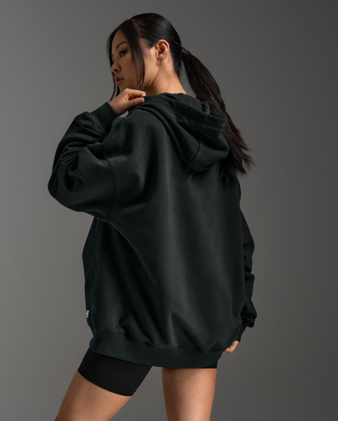 2xu-ez-oversized-bio-baumwoll-hoodie-schwarz-unisex image 6