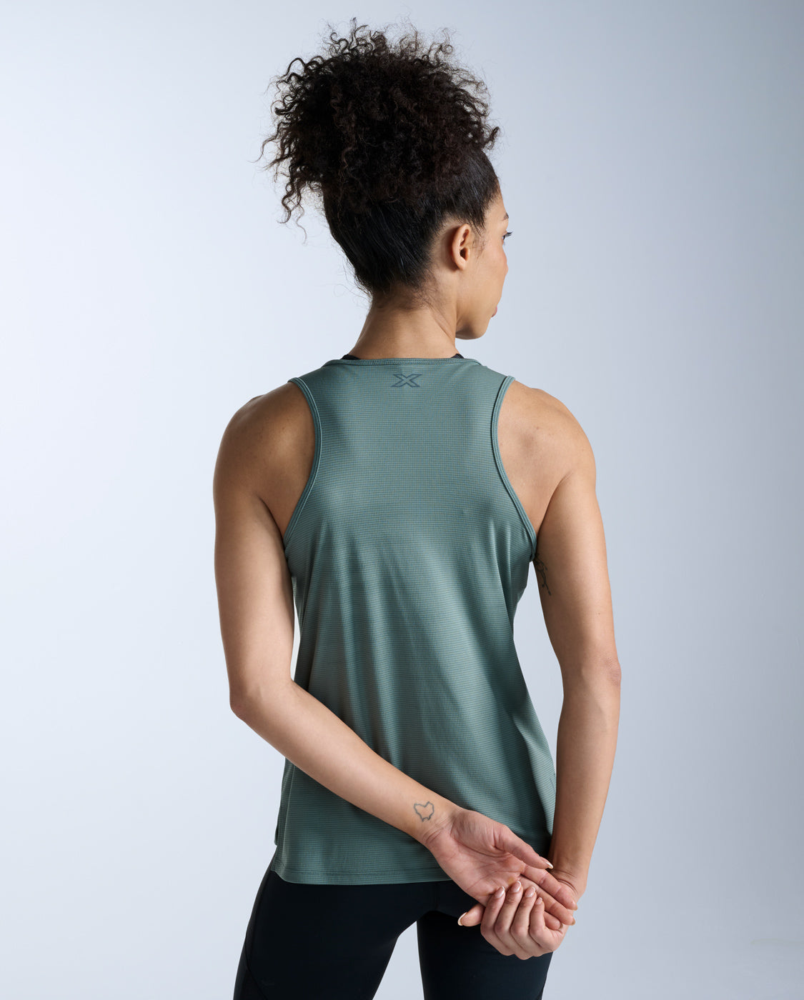 2xu-aero-singlet-lauftop-olive-leaf-damen-mesh-upf50 image 3