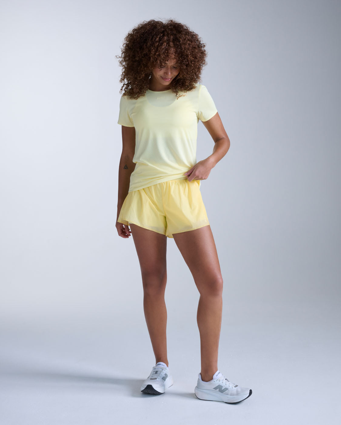 2xu-light-speed-tech-tee-lemon-ice-laufshirt-damen image 5