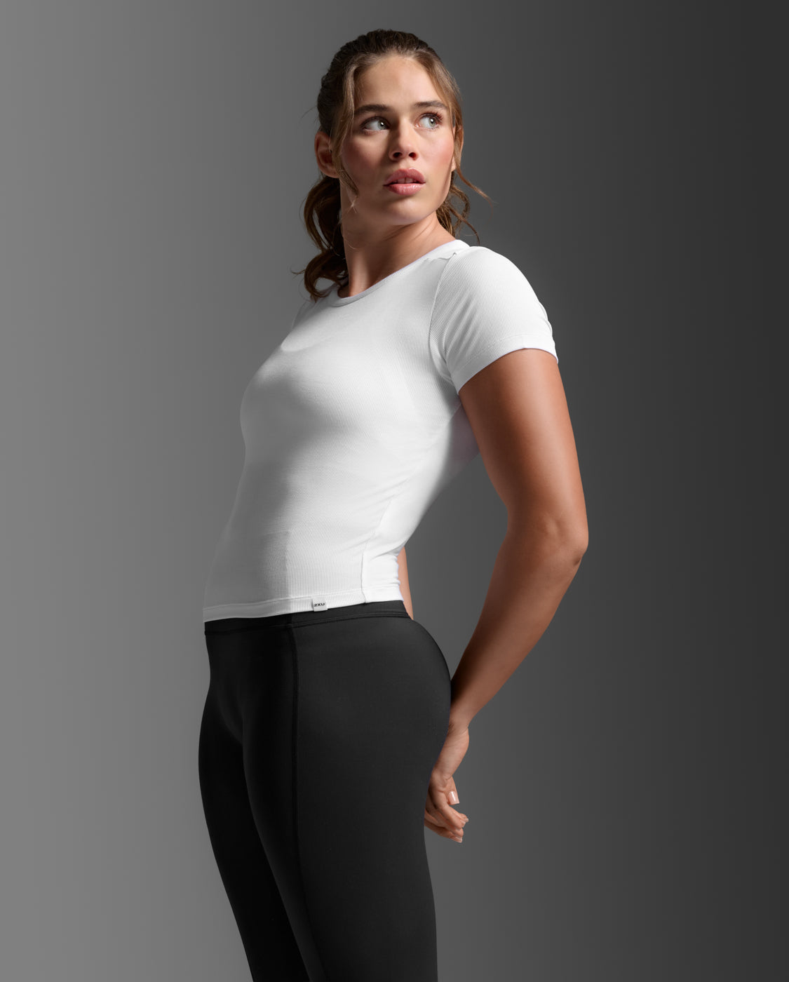 2xu-fluid-modal-ribbed-crop-tee-t-shirt-wei-damen image 5