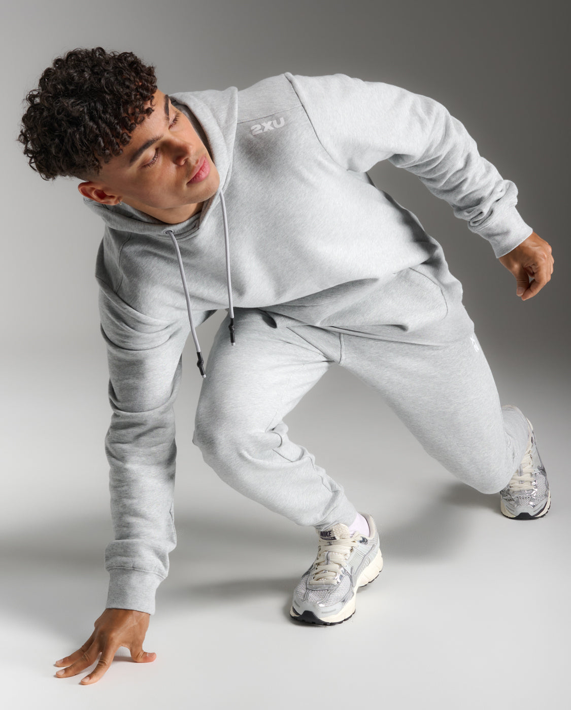 2xu-motion-aspire-hoodie-herren-grey-marle-white image 5