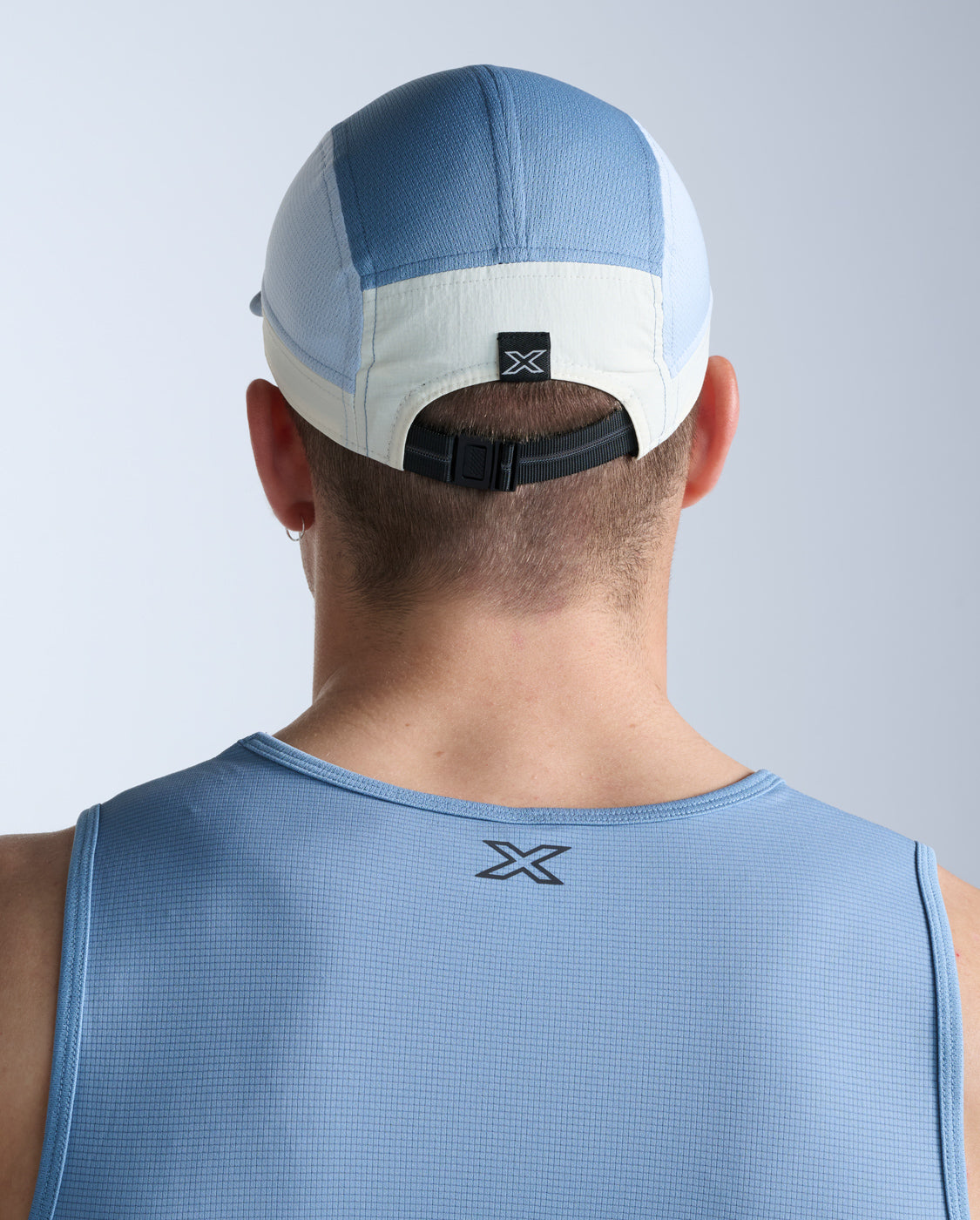 2xu-light-speed-small-cap-laufcap-chalk-blue-unisex image 3