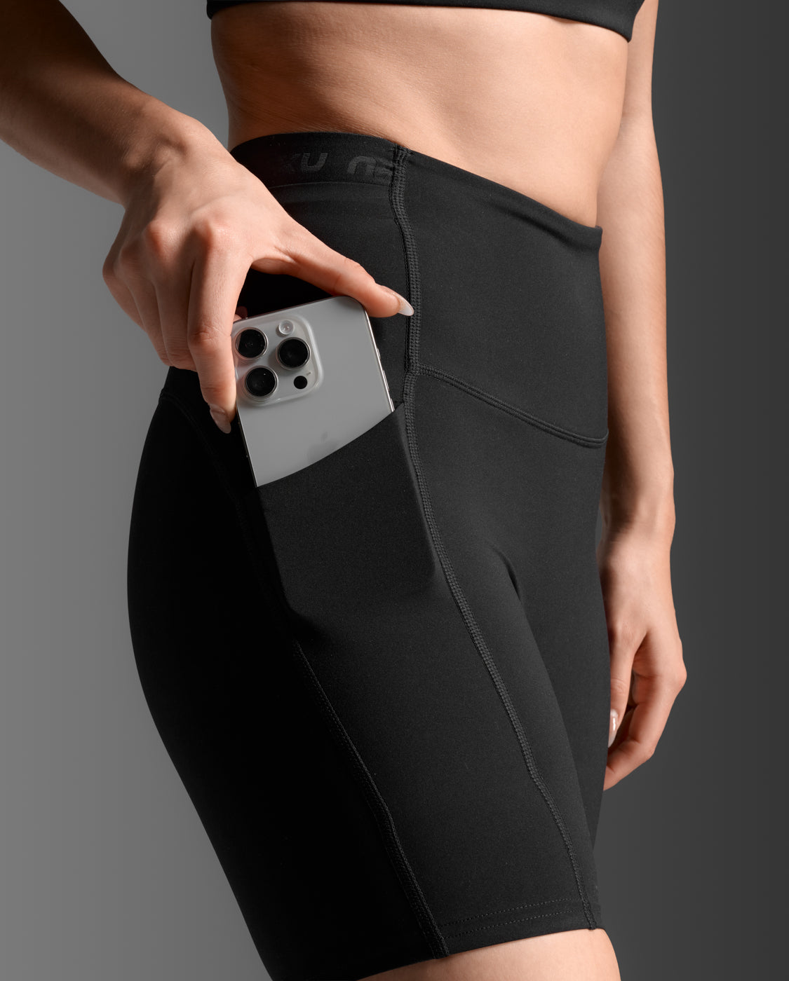 2xu-form-stash-hi-rise-6-compression-shorts-damen image 7