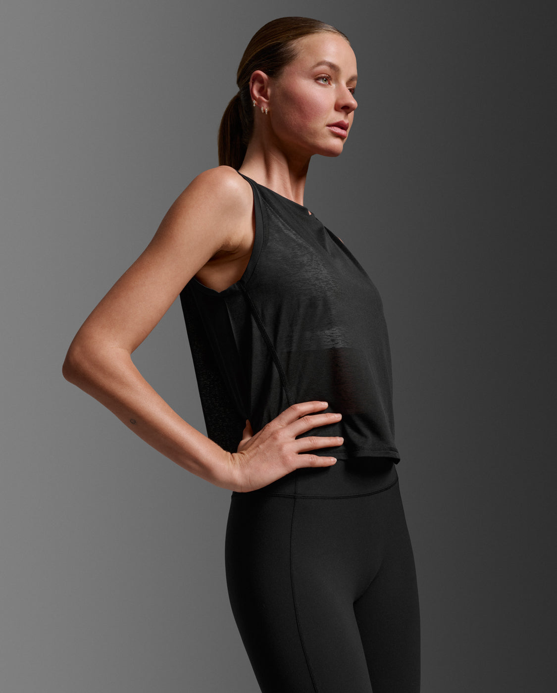 2xu-aero-relight-crop-tank-damen-sporttop-schwarz-leicht image 5