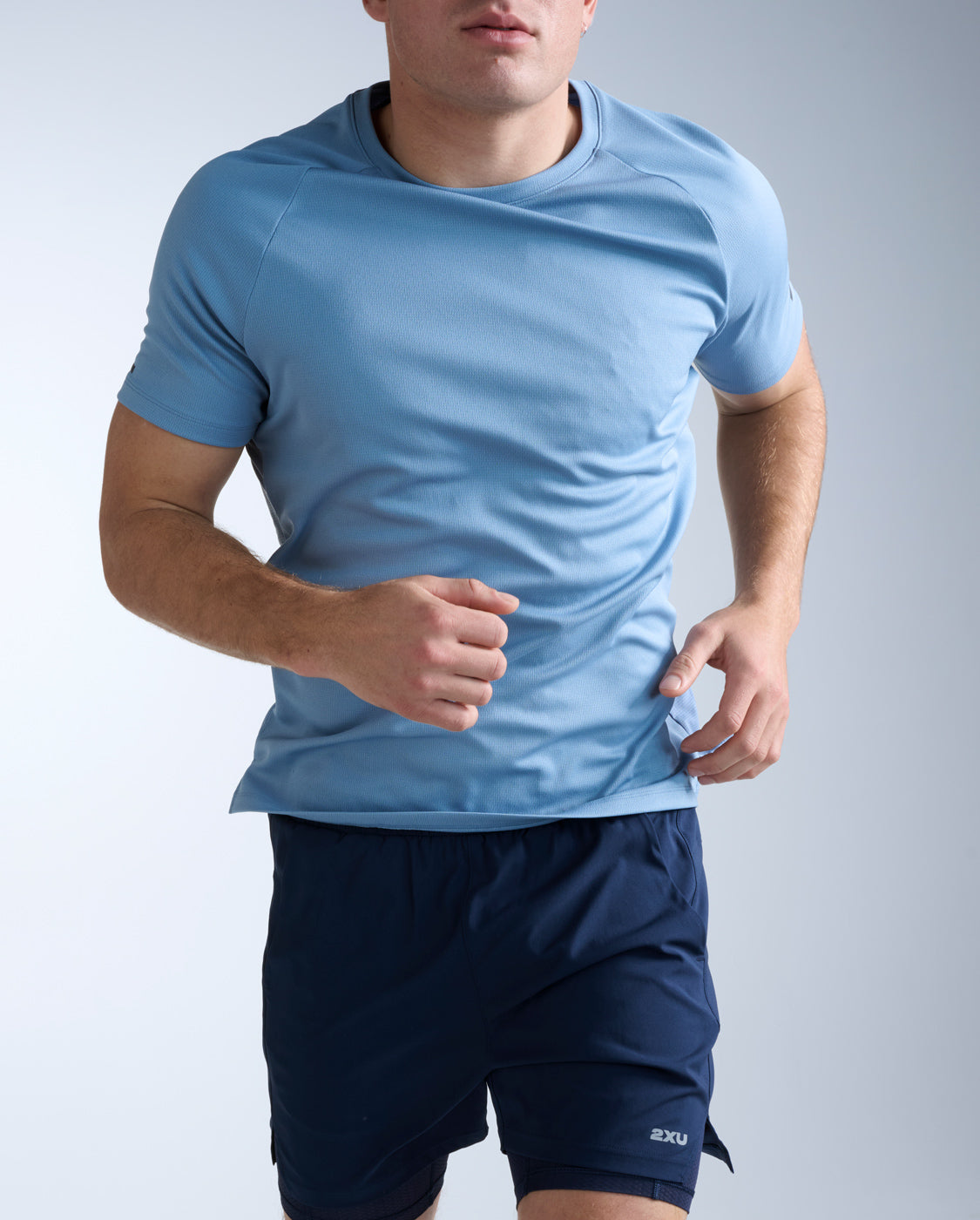 2xu-aero-tee-laufshirt-blue-shade-herren-mesh-kurzarm image 2