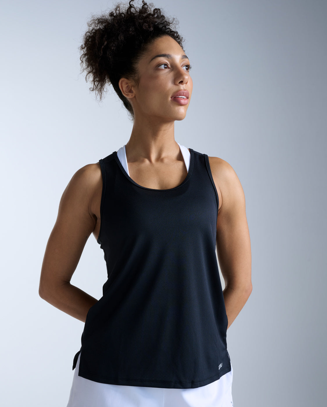 2xu-aero-singlet-damen-schwarz-rmelloses-lauftop image 2