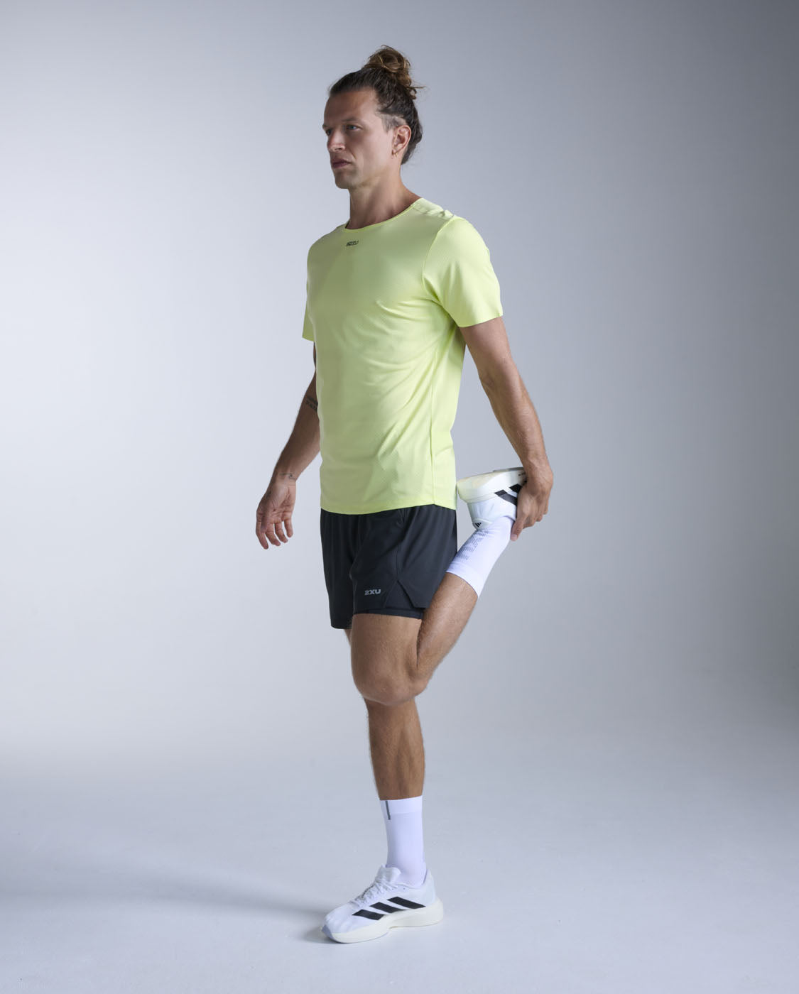 2xu-light-speed-tech-tee-laufshirt-herren-cool-matcha-slim image 4