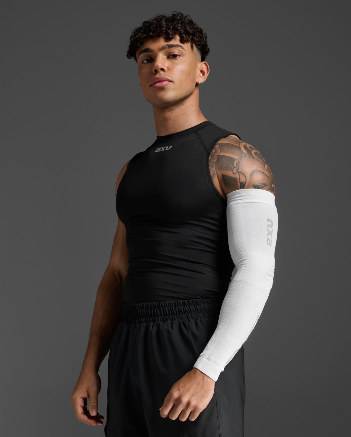 2xu-flex-compression-arm-sleeve-armling-wei-einzeln image 1