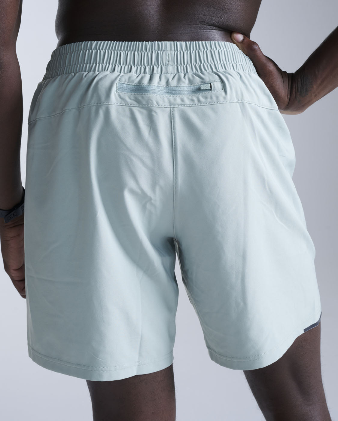 2xu-aero-7-inch-shorts-smoke-blue-black-laufshorts image 4