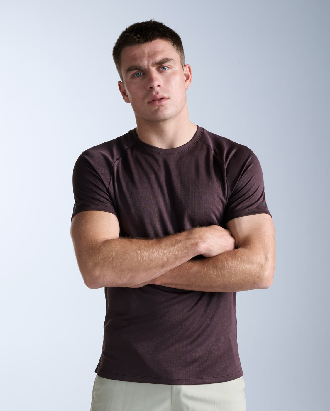 2xu-aero-tee-herren-bark-black-laufshirt-atmungsaktiv image 1
