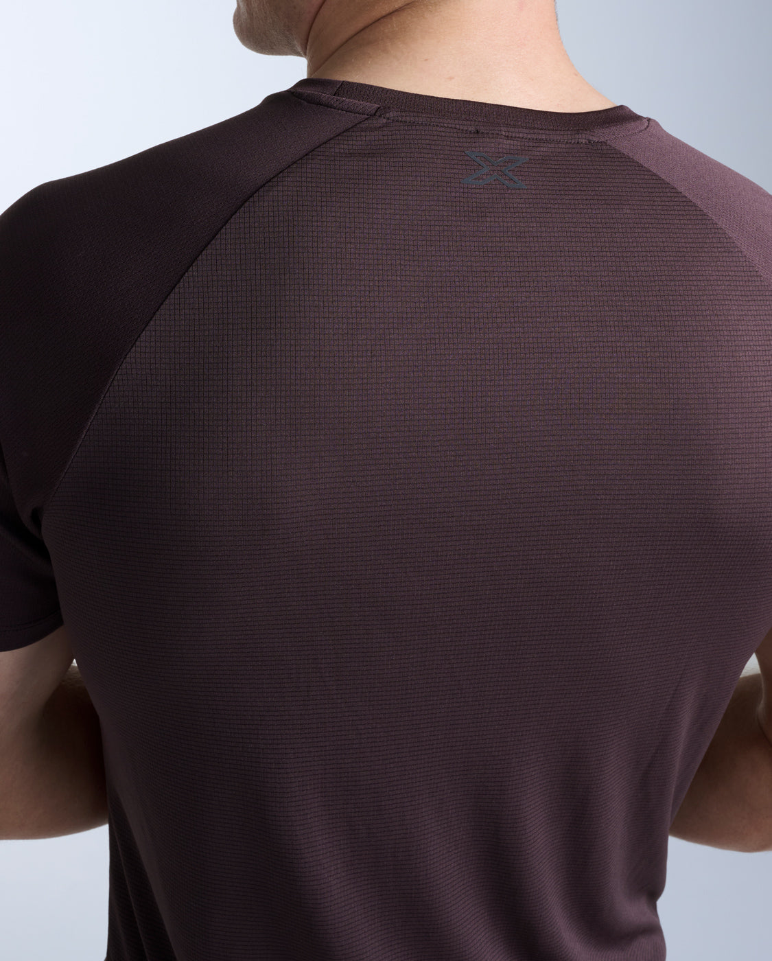 2xu-aero-tee-herren-bark-black-laufshirt-atmungsaktiv image 5