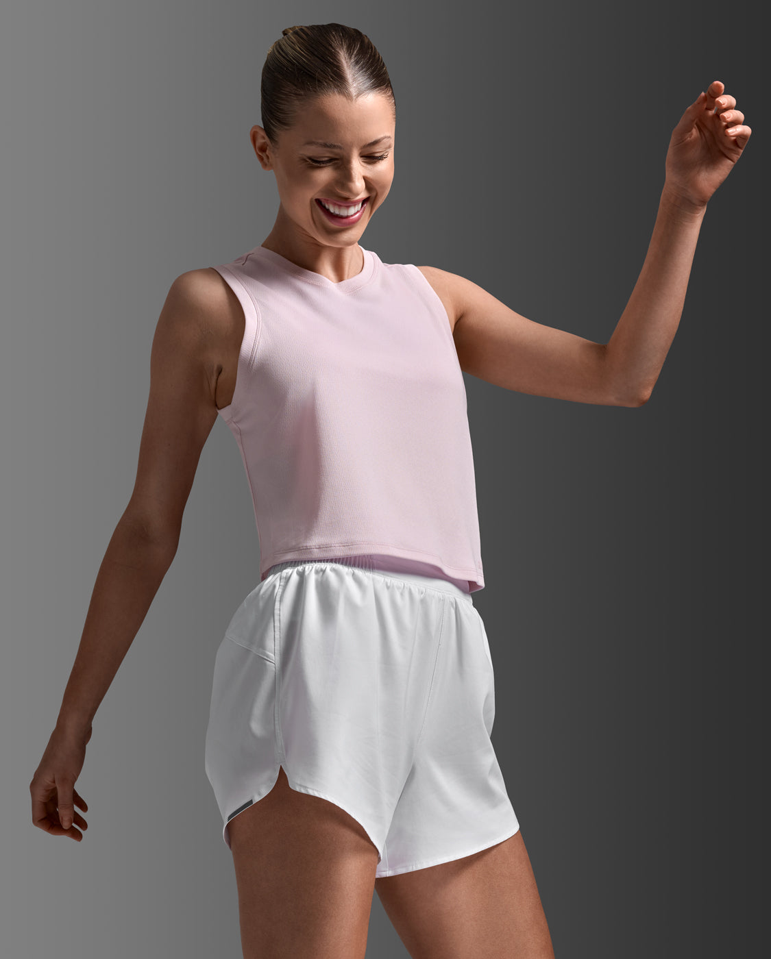 2xu-aero-mesh-crop-tank-damen-pink-frost-crop-top image 1