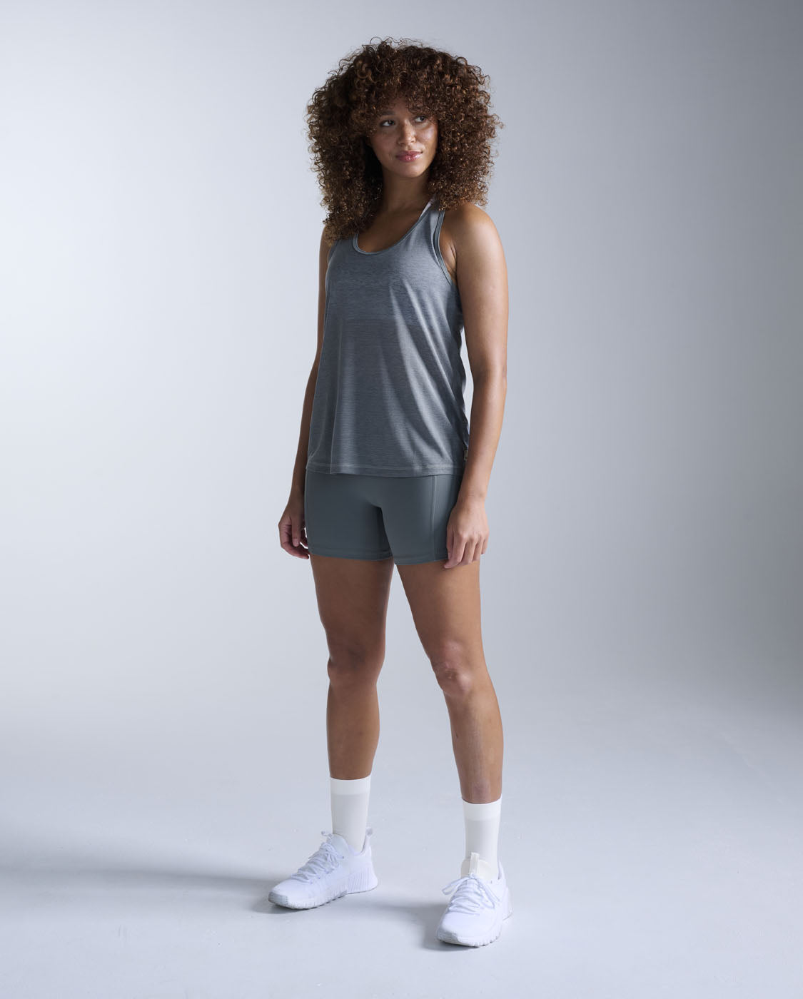2xu-aero-relight-racerback-singlet-sage-damen image 4