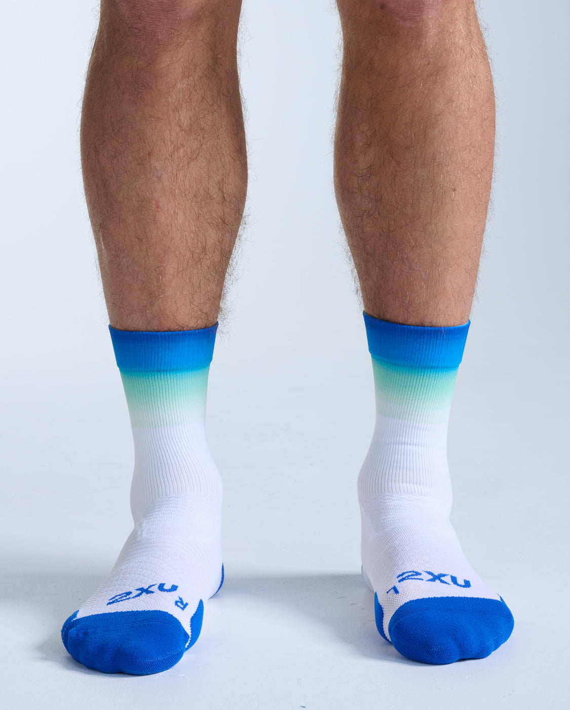2xu-vectr-light-cushion-crew-socken-surf-aquatic-kompression image 1