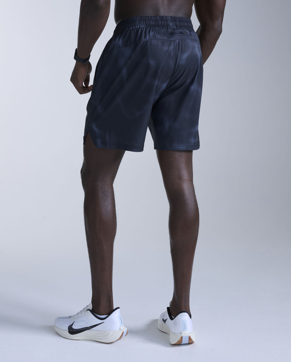 2xu-aero-7-inch-shorts-herren-midnight-marble-laufshorts-mit-liner image 2