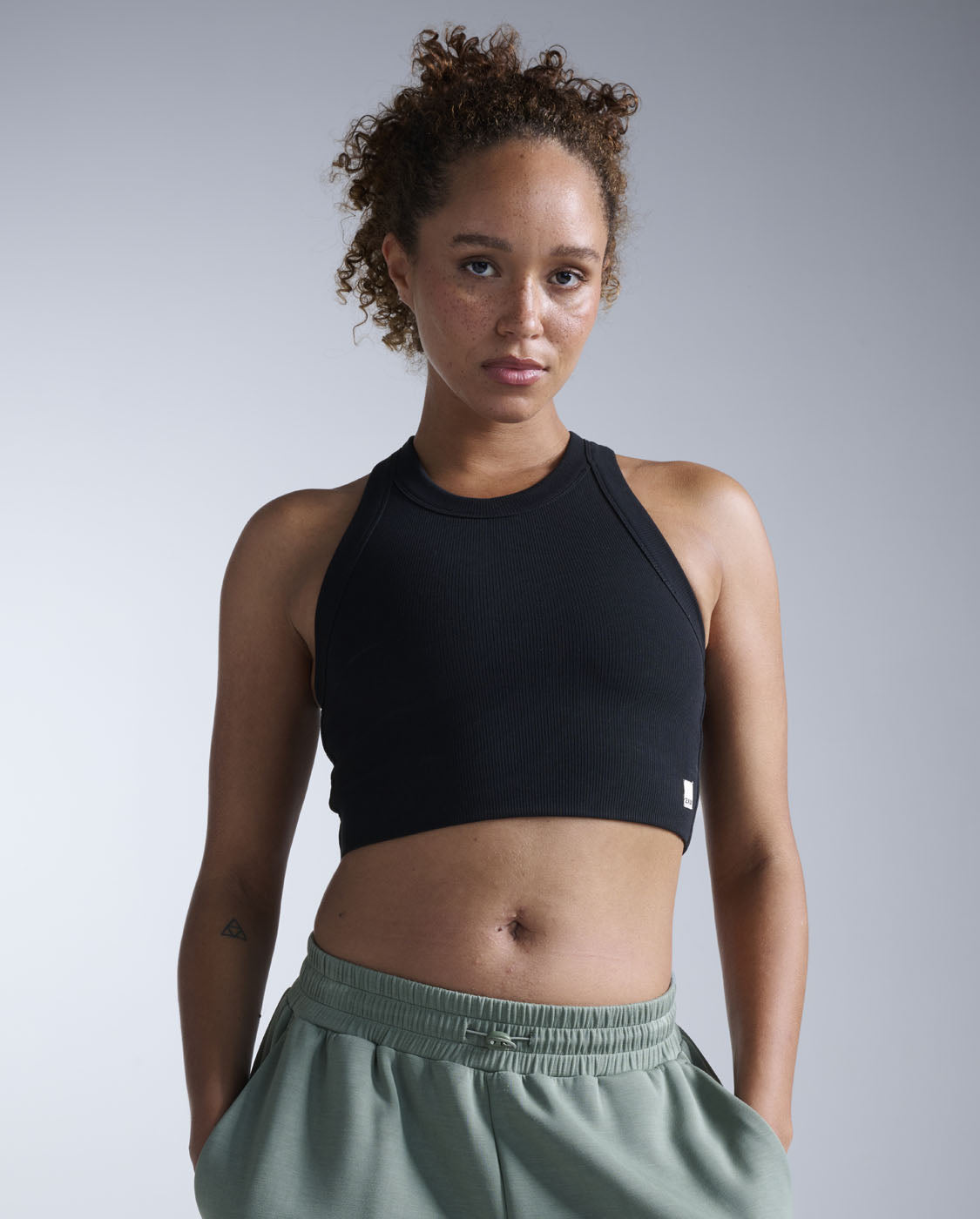 2xu-fluid-tencel-crop-tank-top-damen-schwarz image 1