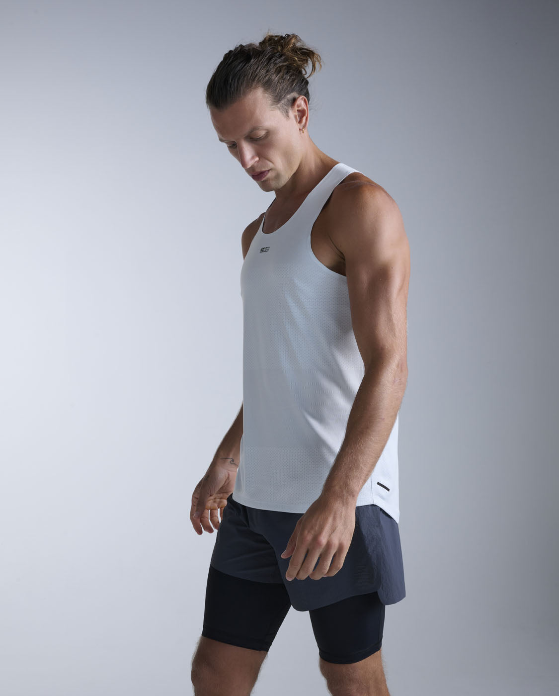 2xu-light-speed-tech-singlet-moonstone-herren-atmungsaktiv image 1