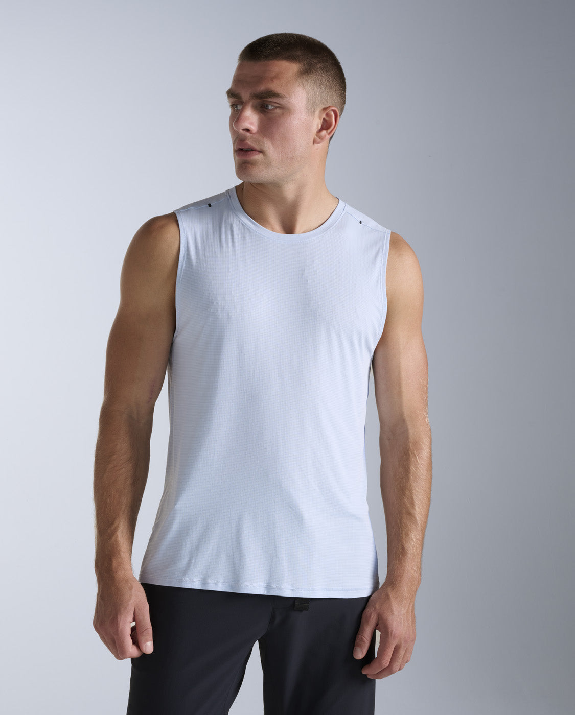 2xu-aero-trail-tank-bay-rmelloses-lauftop-herren image 1