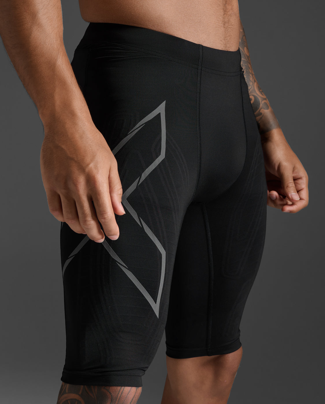 2xu-light-speed-kompressionsshorts-schwarz-reflective image 4