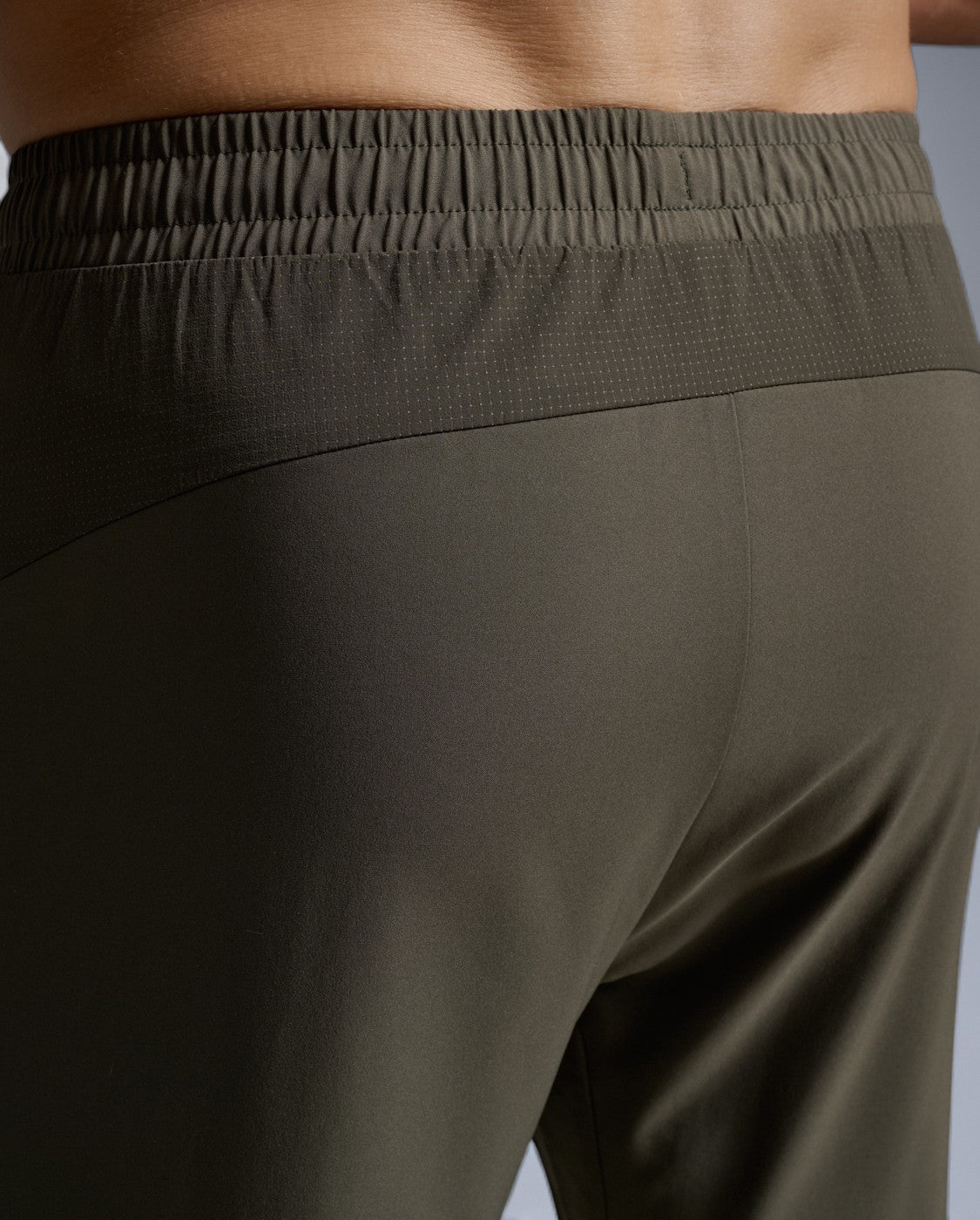 2xu-aero-woven-jogger-laufhose-flint-black-leicht image 7