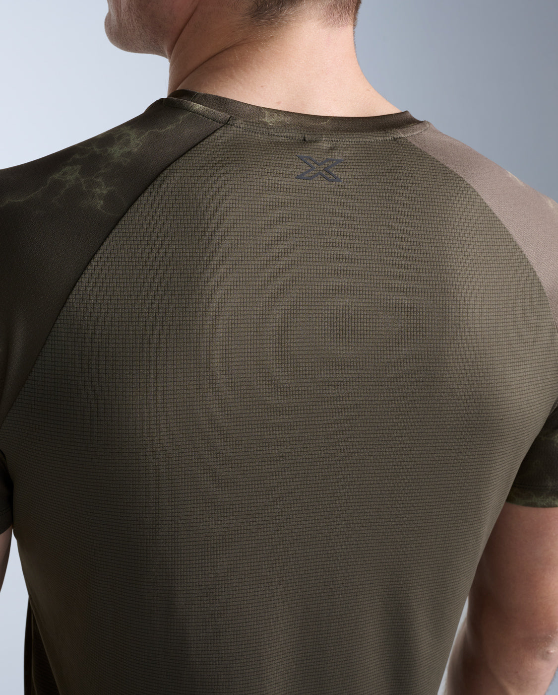 2xu-aero-tee-herren-flint-synapse-laufshirt-upf-50 image 3