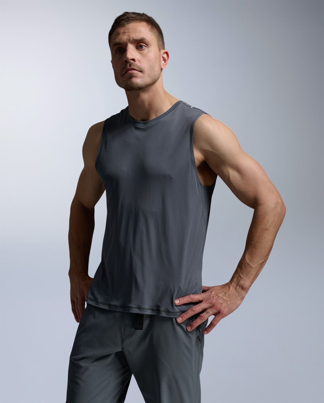 2xu-aero-trail-tank-tanktop-herren-turbulence-black-uv-schutz image 1